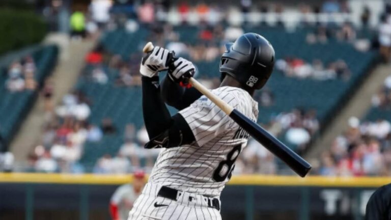 Luis Robert Jr. manda mensaje a los Phillies con un jonrón oportuno