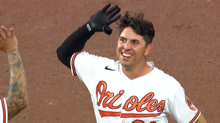 Astros aterrizan a Ramón Urías de Baltimore y siguen buscando refuerzos