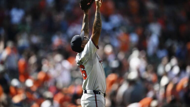 Raisel Iglesias se apuntó salvamento con excelente relevo ante Cincinnati