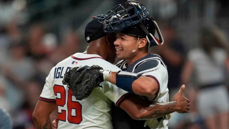 Raisel Iglesias alcanzó los 15 juegos salvados por octava temporada en MLB