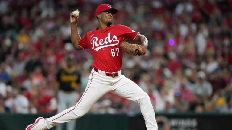 Yosver Zulueta no permite carreras en dos innings de relevo ante Pittsburgh