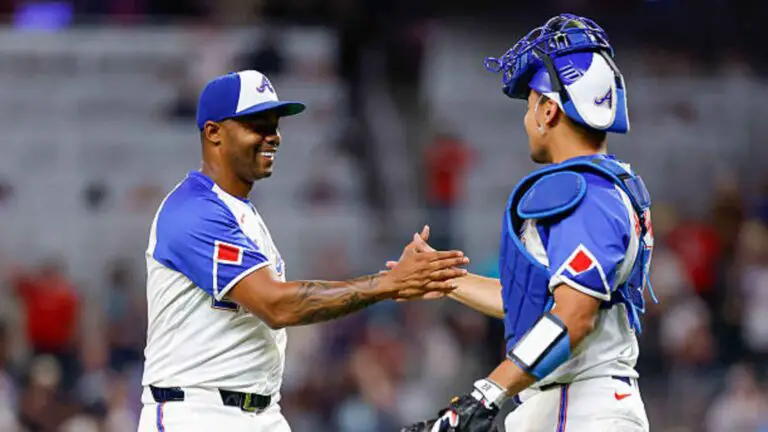Raisel Iglesias ascendió al quinto puesto histórico en juegos salvados con los Bravos