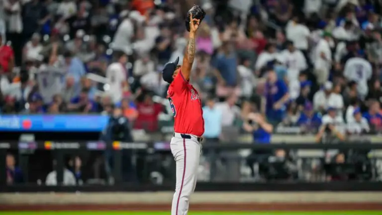 Raisel Iglesias sumó otro salvamento y mantiene el ascenso en su rendimiento