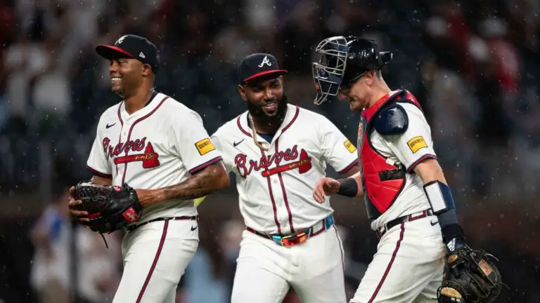 Raisel Iglesias aseguró su juego salvado 245 en MLB