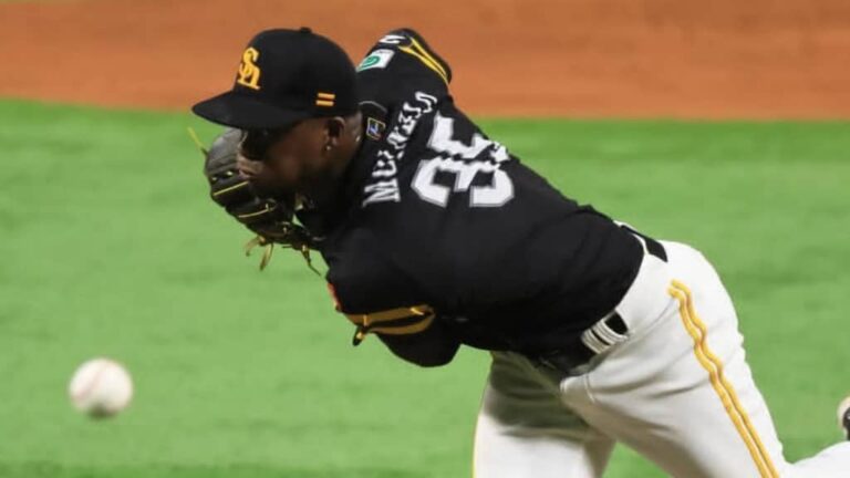 Liván Moinelo aumenta racha de entradas sin permitir anotaciones en Japón