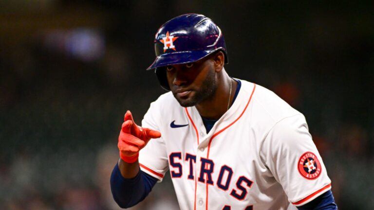 Yordan Álvarez conecta un par de hits en caída de Astros ante Anaheim.