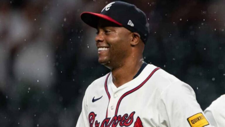 Raisel Iglesias completó su oncena salida sin carreras en el mes de agosto