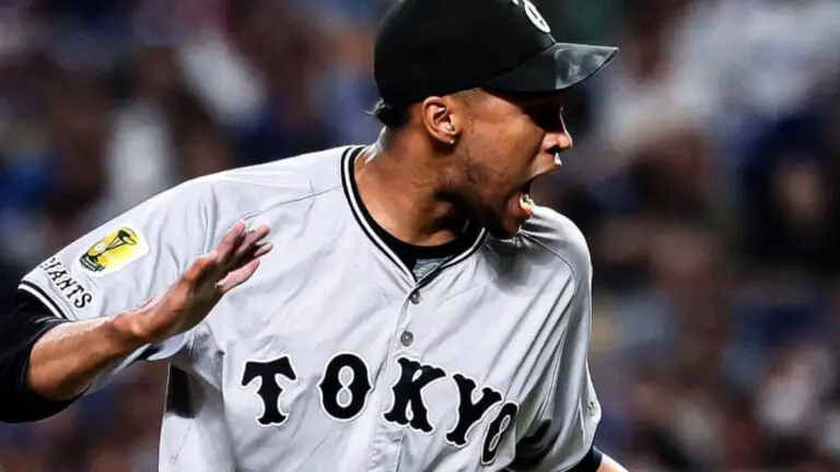 Raidel Martínez salva y es líder en Japón