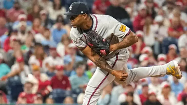 Raisel Iglesias no permite carreras en salida complicada ante Chicago Cubs