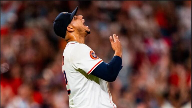 Astros vuelve a doblegar a Rangers y se mantiene al asecho de la cima.