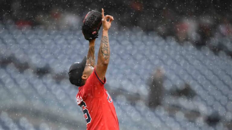 Raisel Iglesias elevó a 250 su cifra histórica de juegos salvados en MLB