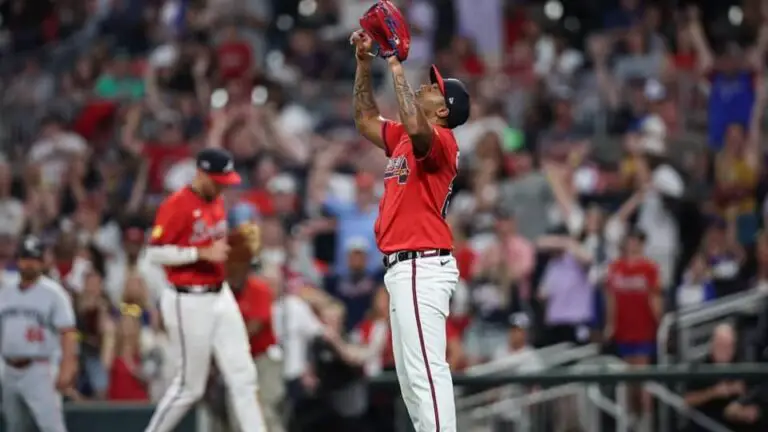 Raisel Iglesias continúa escalando posiciones entre los mejores cerradores de todos los tiempos