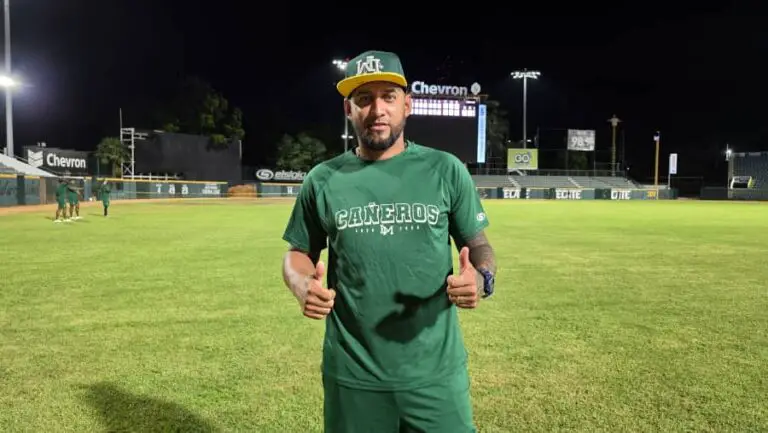 Yoanner Negrín llega a la concentración de los Cañeros de Los Mochis