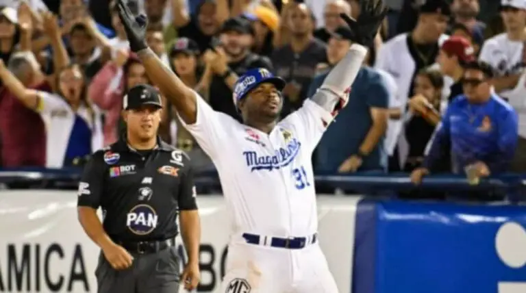Yasiel Puig empuja por segundo dia consecutivo en Venezuela Yasiel Puig empuja por segundo dia consecutivo en Venezuela