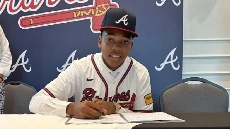 Pitcher cubano Jonathan Hechevarría firma con los Bravos de Atlanta