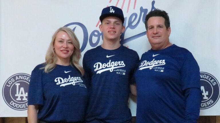 Receptor Ricardo Pulles firmó contrato con los Dodgers de Los Ángeles