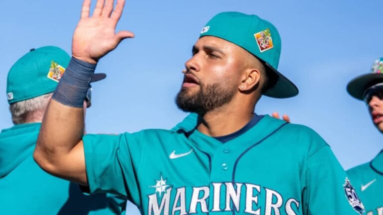 Víctor Labrada brilló con el madero en Spring Training con Seattle Mariners Víctor Labrada brilló con el madero en Spring Training con Seattle Mariners