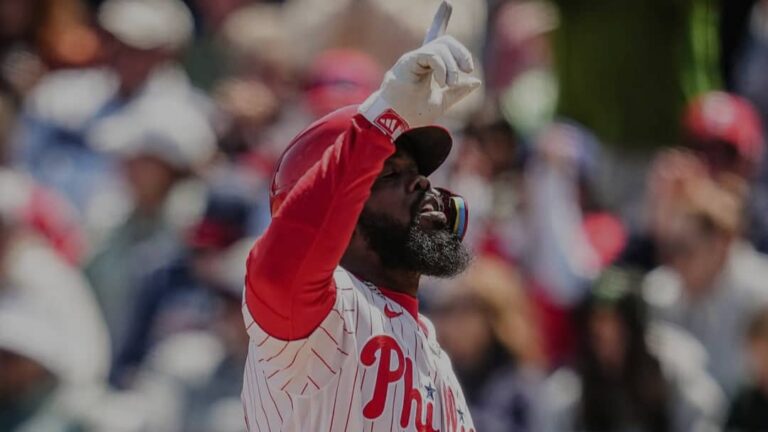 Adolis García jonronea en victoria de Phillies en Spring Training 2026