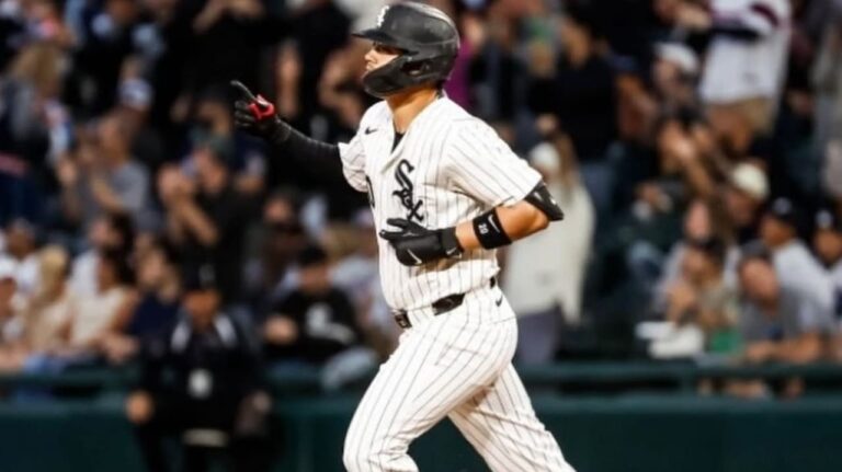 Miguel Vargas con multihits y hace historia entre cubanos en la MLB