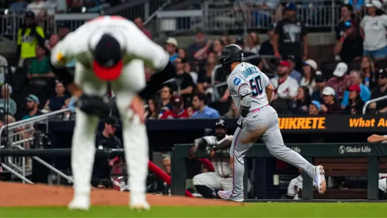 La ofensiva de los Marlins explota en la victoria del inicio de serie ante los Braves