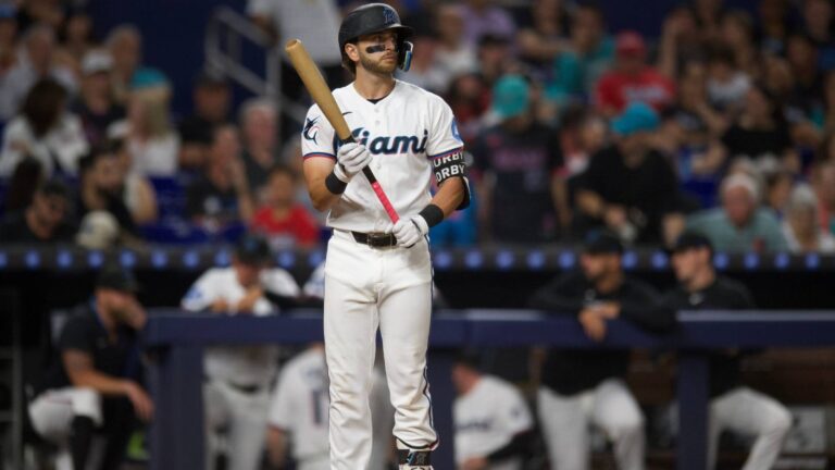 Marlins desatan ofensiva de 16 hits y vencen a los Giants en San Francisco