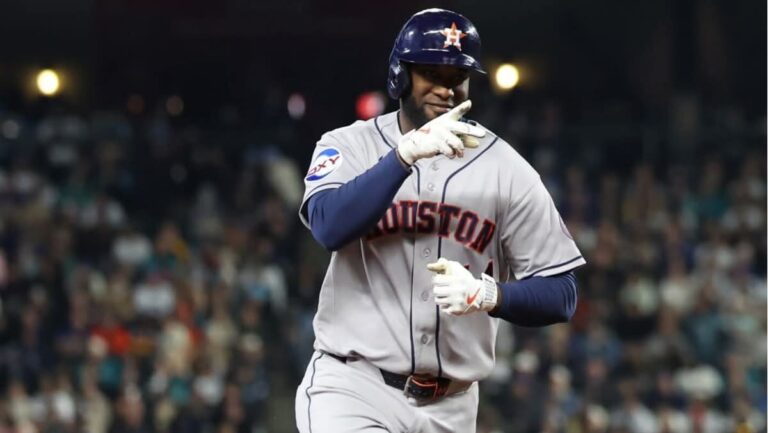 Yordan Álvarez la bota y se queda a un triple del ciclo