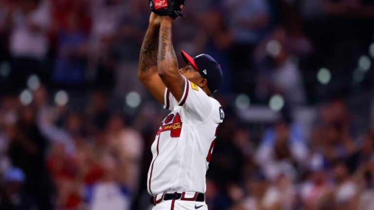 Raisel Iglesias alcanzó su salvamento número 100 con los Bravos de Atlanta