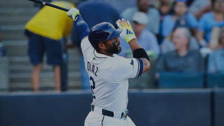 El pelotero cubano Yandy Díaz continuó con su excelente rendimiento ofensivo en la presente temporada 2026 de Grandes Ligas (MLB, por sus siglas en inglés) con los Rays de Tampa. El villaclareño sumó otro partido consecutivo conectando al menos un imparable. Durante la jornada de este viernes, el conjunto de Tampa Bay Rays enfrentó a sus similares de Pittsburgh Pirates. El conjunto de la Florida salió derrotado con pizarra de cinco anotaciones por una. De esta forma culminó su racha de seis partidos consecutivos con victorias, incluido tres éxitos ante los Yankees. En esta cartelera, la ofensiva de Tampa solo conectó cinco imparables. Uno de ellos lo pegó el designado cubano Yandy Díaz. Yandy Díaz sumó el tercer biangular de la temporada 2026 Díaz volvió a ocupar el cuarto puesto en el orden ofensivo y ligó un imparable en cuatro turnos legales al cajón de bateo. Yandy falló en una ocasión con dos compañeros en circulación, sin embargo durante el noveno episodio, el cubano sonó su madero con doble al jardín derecho. Para el cubano fue su tercer biangular de la temporada. Con este extrabase, Yandy Díaz llegó a siete juegos consecutivos pegando al menos un sencillo. El villaclareño promedia en la actual campaña 2026, .365 de AVG con 27 hits en 74 turnos. Yandy suma además de los tres dobles, un triple y tres batazos de vuelta completa. Ha empujado 16 carreras y anotado en 11 ocasiones. El rendimiento del cubano es de otro planeta. A sus 34 años, Yandy Díaz está disputando una excelente temporada en MLB. Recordar que durante el 2025, el oriundo de Sagua La Grande tuvo su mejor desempeño ofensivo en Grandes Ligas, implantando récords personales con 25 cuadrangulares, 83 empujadas. Por su parte el conjunto de Tampa Bay Rays, buscará una victoria este sábado ante Pittsburgh para tratar de igualar de serie. Luego regresarán a casa donde recibirán a sus similares de Cincinnati Reds en el Tropicana Field a partir del lunes 20 de abril.