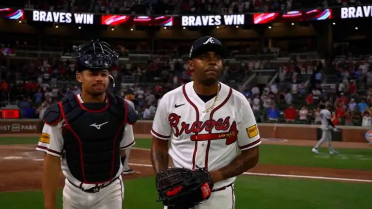 Raisel Iglesias consiguió su quinto salvamento en una salida complicada ante Philadelphia