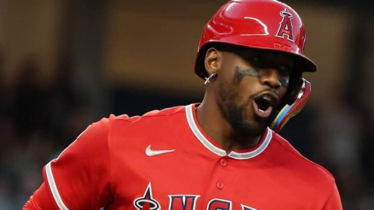 Jorge Soler empuja ante los Azulejos de Toronto