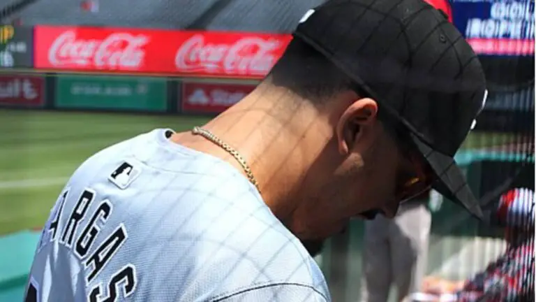 Miguel Vargas se embasa en tres oportunidades ante Phillies de Philadelphia
