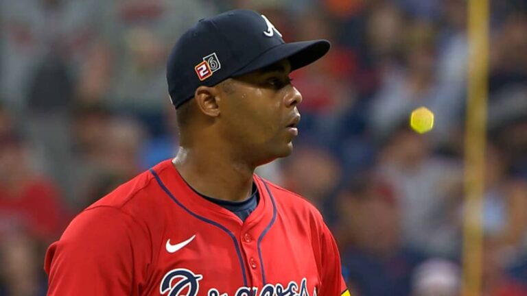 Raisel Iglesias sufrió su segundo revés de la temporada sin permitir carreras limpias Raisel Iglesias sufrió su segundo revés de la temporada sin permitir carreras limpias