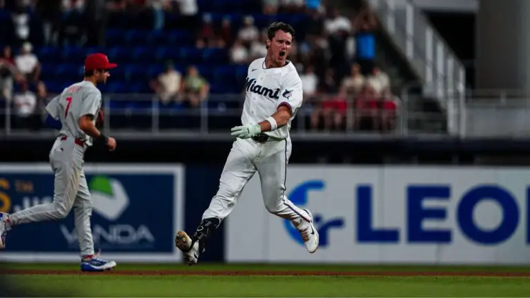 Los Marlins cortan su racha de derrotas con un dramático triunfo de dejándolos en el terreno