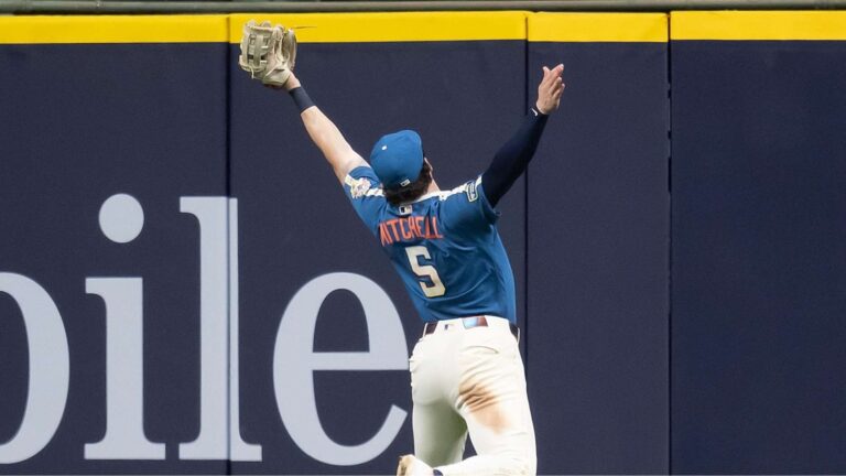 Los Marlins caen ante las grandes atrapadas y el hit de oro de Garrett Mitchell Los Marlins caen ante las grandes atrapadas y el hit de oro de Garrett Mitchell