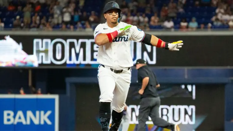 Jonrones solitarios de Hernández y Marsee impulsan la victoria 40 de los Marlins en casa Jonrones solitarios de Hernández y Marsee impulsan la victoria 40 de los Marlins en casa