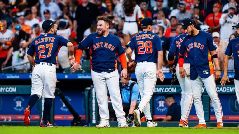 Yordan Álvarez lidera barrida de Astros sobre Rangers Yordan Álvarez lidera barrida de Astros sobre Rangers