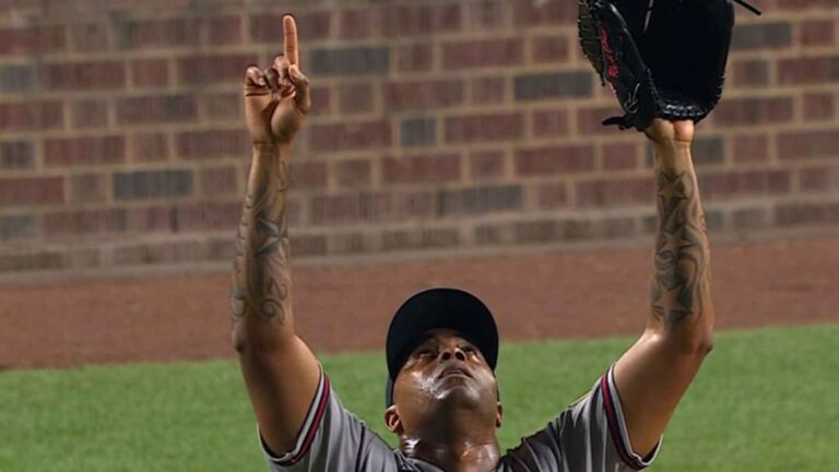 Raisel Iglesias continúa avanzando en el top histórico en juegos salvados