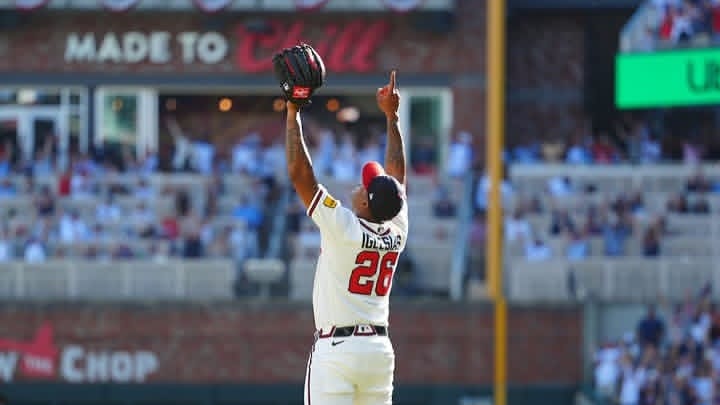 Raisel Iglesias salva el primer triunfo de Atlanta en la postemporada 2026 Raisel Iglesias salva el primer triunfo de Atlanta en la postemporada 2026