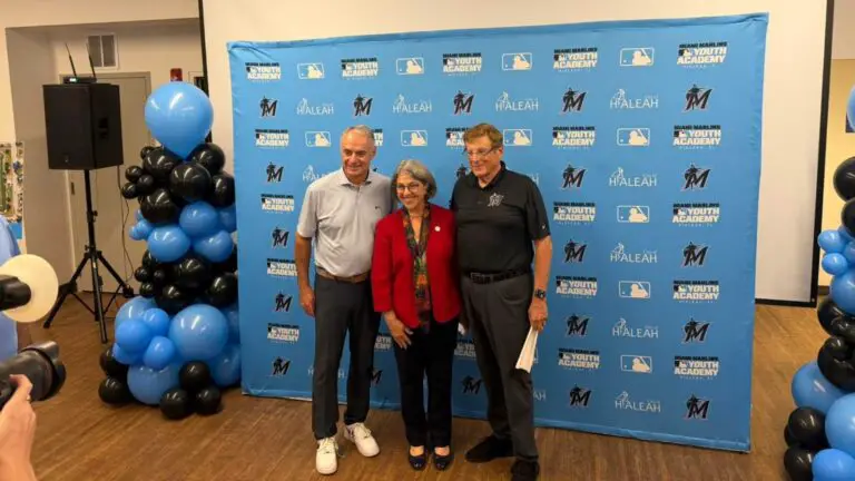 Los Marlins y MLB llevarán a Hialeah una de sus academias juveniles de béisbol Los Marlins y MLB llevarán a Hialeah una de sus academias juveniles de béisbol